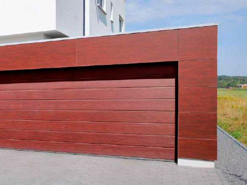 секционные ворота для гаража красное дерево