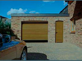 секционные гаражные ворота с панелями из массивной древесины